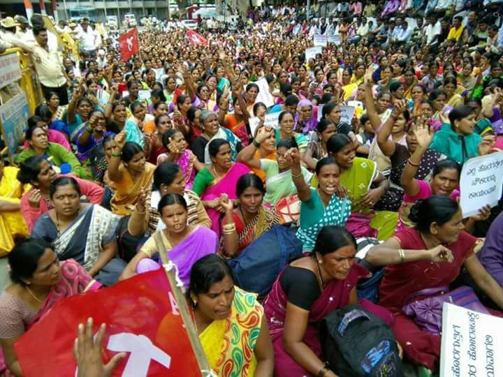 ವಸತಿ ನಿಲಯಗಳ ನೌಕರರ ಖಾಯಂಗೆ ಆಗ್ರಹಿಸಿ ಪ್ರತಿಭಟನೆ